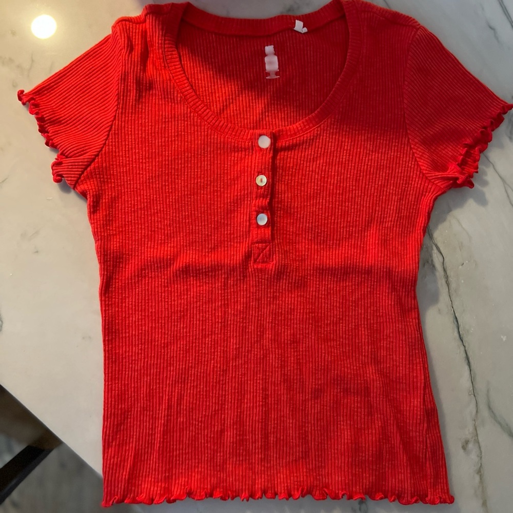 Me to We Top ruffled short sleeve Sz m color Red button/ruffled bottom